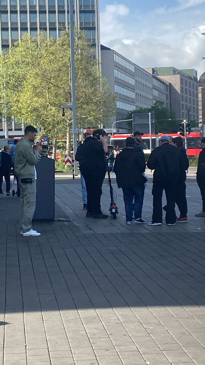 Bisschen Fanamangement am Nürnberger Bahnhof. Aber darfst du den Roller eigentlich benutzen bzgl der maximalen Belastung dieser Dinger? Frage für einen Anzeigenhauptmeister