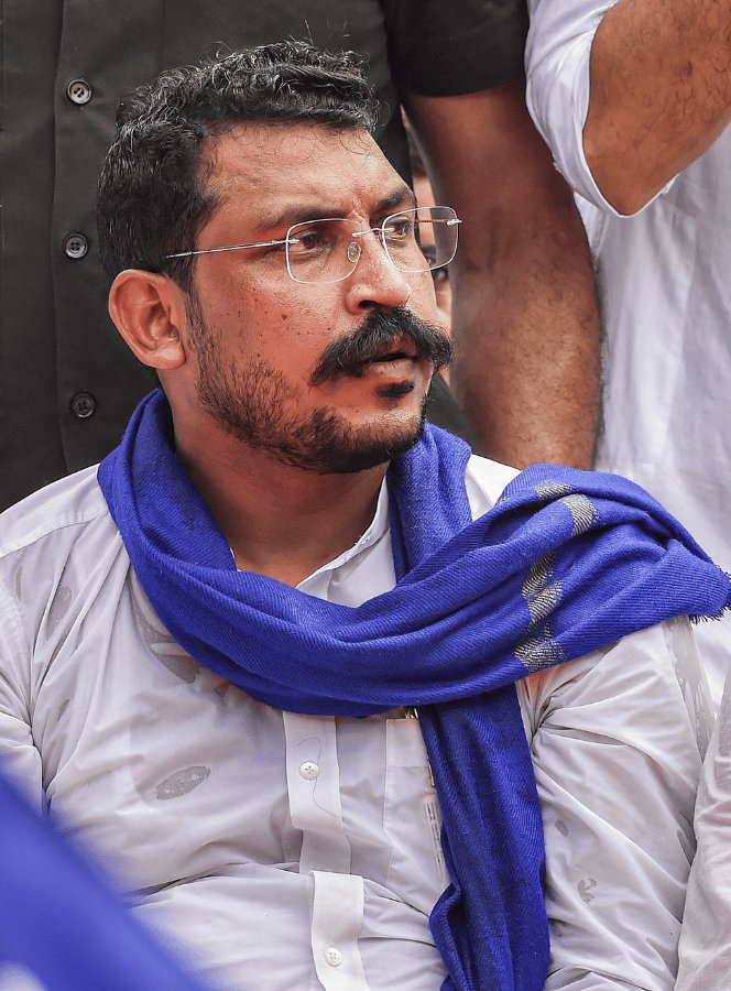 PawanPkpawan's tweet photo. अब नगीना भी होगा दलालों से आजाद
क्यों कि अब आ गए है चंद्रशेखर आजाद 
सारी पार्टी देख ली, अबकी बार केतली 
@AdvMandrawaliya @anil_aazad @AspGanpati @GoluJatavBrand1 @JitendraValmi88 @AzadSamajParty https://t.co/Spd0BfHCtC
