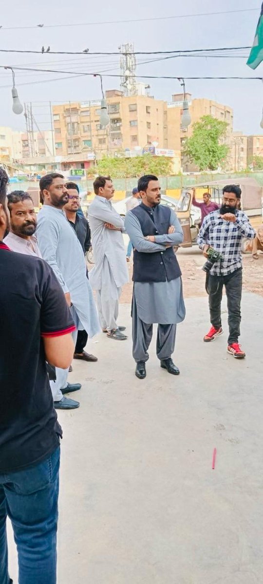 DCKarachiEast9's tweet photo. The team of Assistant Commissioner Gulshan e Iqbal, along with TMC Gulshan Iqbal, conducted a successful operation to remove illegal encroachments in Gulshan Iqbal Block-4 on the main university road.
#AssistantCommissioner #DCEast #AntiEncroachment #SafepublicSpaces https://t.co/vELpUSnHYI