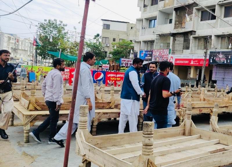 DCKarachiEast9's tweet photo. The team of Assistant Commissioner Gulshan e Iqbal, along with TMC Gulshan Iqbal, conducted a successful operation to remove illegal encroachments in Gulshan Iqbal Block-4 on the main university road.
#AssistantCommissioner #DCEast #AntiEncroachment #SafepublicSpaces https://t.co/vELpUSnHYI