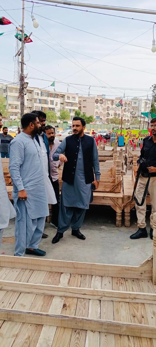 DCKarachiEast9's tweet photo. The team of Assistant Commissioner Gulshan e Iqbal, along with TMC Gulshan Iqbal, conducted a successful operation to remove illegal encroachments in Gulshan Iqbal Block-4 on the main university road.
#AssistantCommissioner #DCEast #AntiEncroachment #SafepublicSpaces https://t.co/vELpUSnHYI