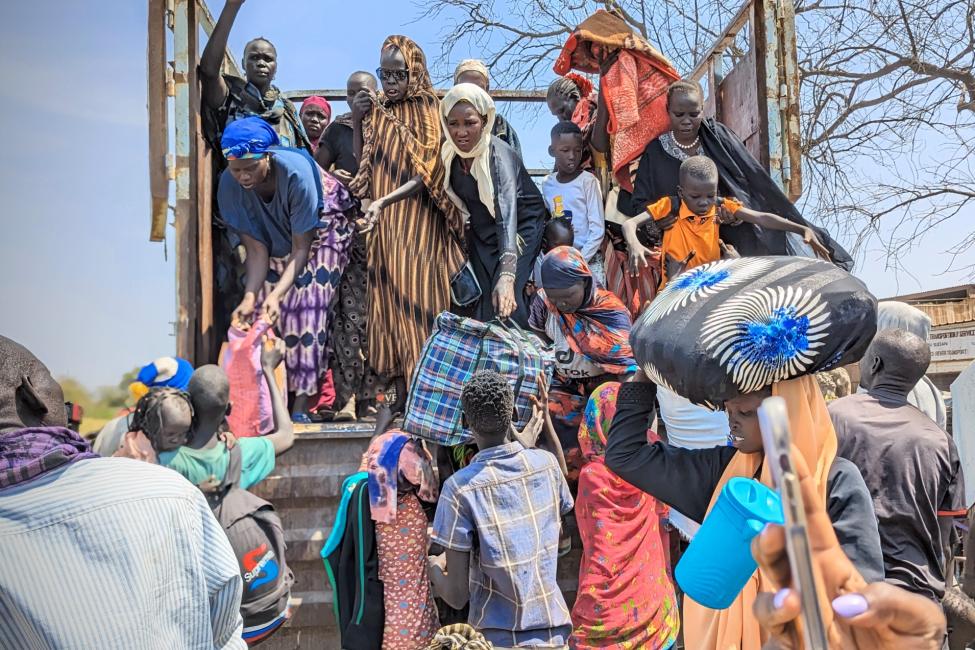 ‼️ A staggering 20,000 people are forced to flee their homes in #Sudan each day, half of them children, as per new IOM report. Only 5% of USD 2.7 billion Humanitarian Response Plan seeking to reach 14.7 million people has been secured. Stand #WithSudan! tinyurl.com/3xunmf7r