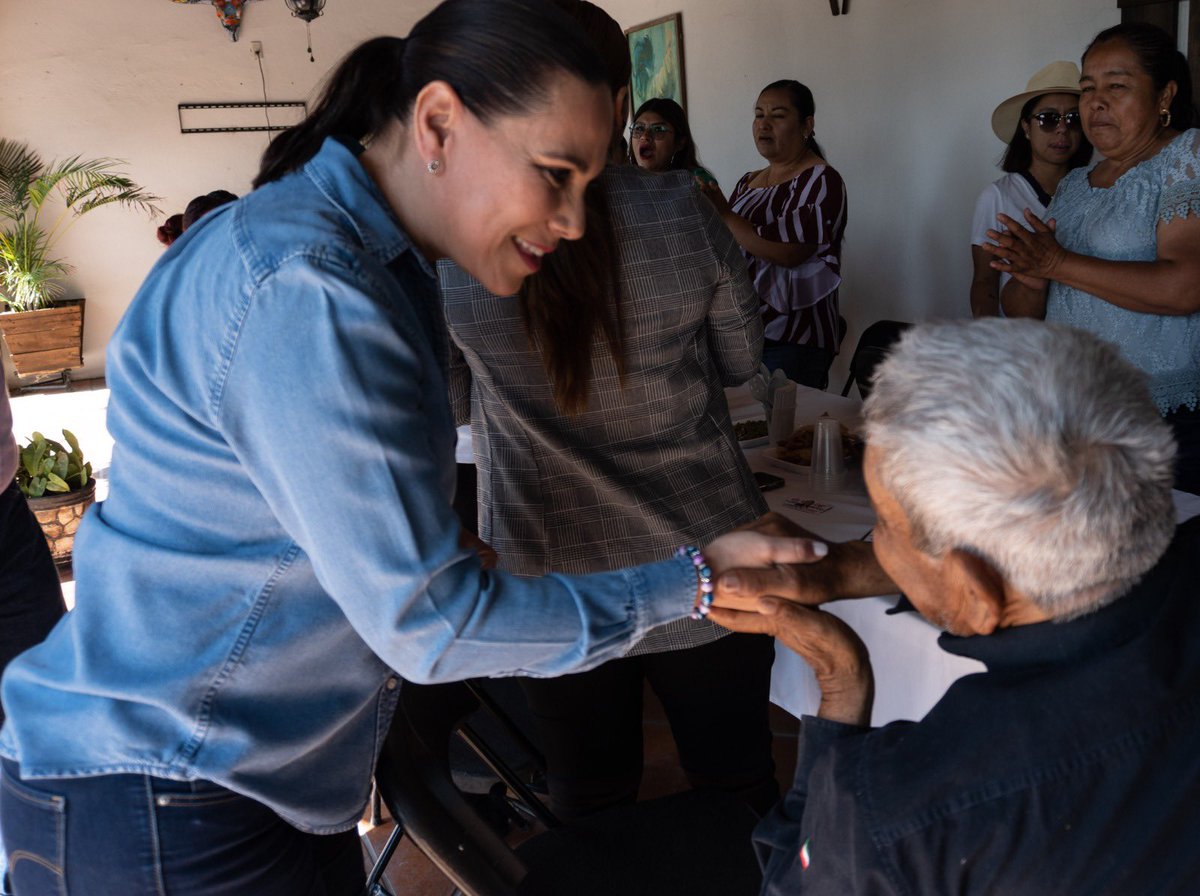 🫶🏼 Nuestra campaña es festiva y también de escucha y cercanía. A mi me motiva trabajar a tu lado para seguir #CambiandoVidas. ¡A iniciar la semana con todo! #ElValorDeEstarJuntos