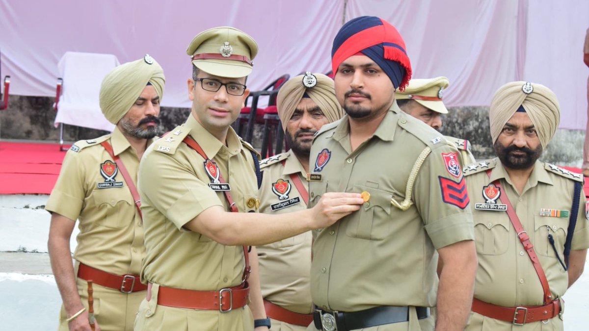 SSP Pathankot decorated 05 deserving Pathankot Police officers with DGP commendation disc for their outstanding work achievements. #ExcellenceAwards #ProudAchievements