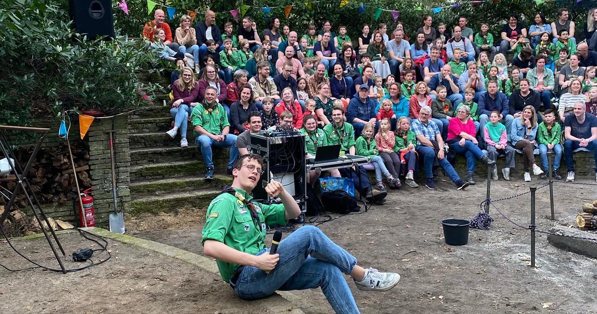 sw3lbp's tweet image. Afgelopen zaterdag hebben we weer met z’n allen mogen genieten van het Sint Joris verhaal, dat jaarlijks wordt verteld bij het Sint Joris kampvuur. Joris had dit keer eens zijn moeder meegenomen! 🔥 #scouting #sw3lbp #apeldoorn #sintjoris #draak #kampvuur #moeder #theater