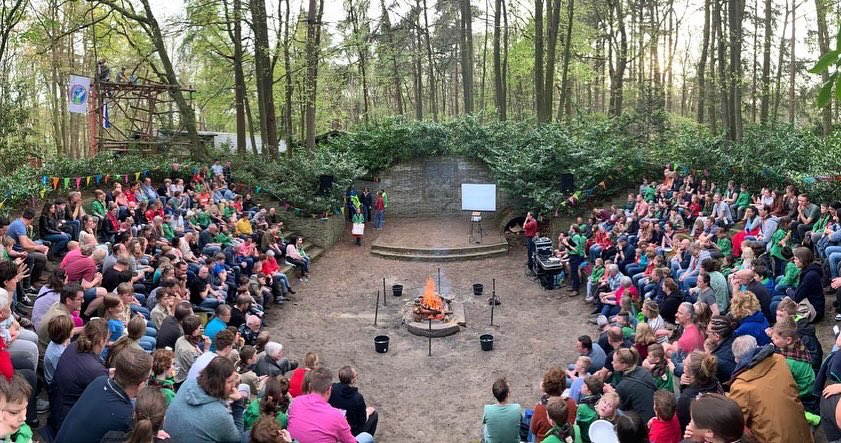 sw3lbp's tweet image. Afgelopen zaterdag hebben we weer met z’n allen mogen genieten van het Sint Joris verhaal, dat jaarlijks wordt verteld bij het Sint Joris kampvuur. Joris had dit keer eens zijn moeder meegenomen! 🔥 #scouting #sw3lbp #apeldoorn #sintjoris #draak #kampvuur #moeder #theater