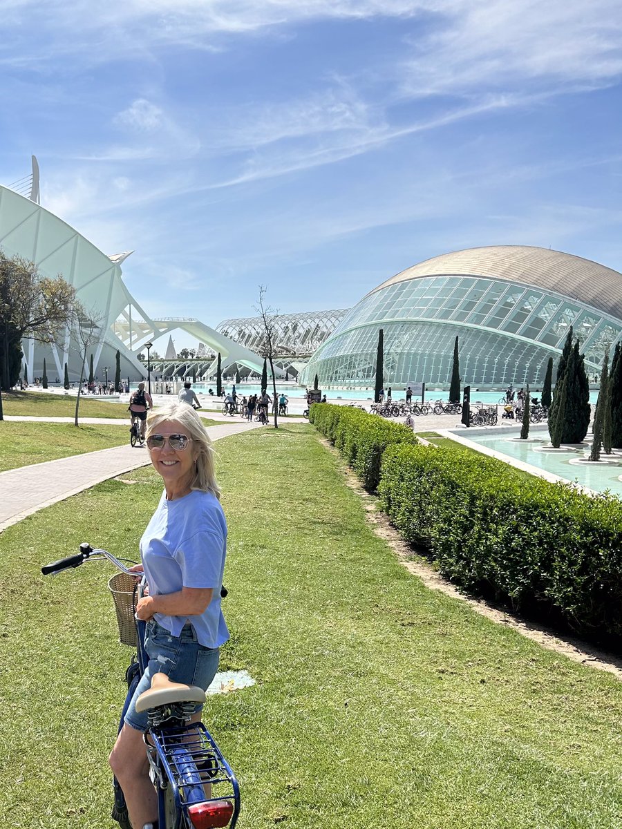 Give me a building that took YOUR breath away and tell me why………#LateNightBecky on your #BBCLocalRadio from 10pm. 
Here’s mine! #Valencia