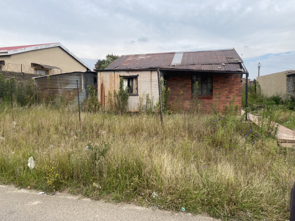 tankiso_matanka's tweet photo. Today we were in Orlando east to visit gogo who is 80 years old and currently living on her own ,she currently doesn’t have electricity,no running water also doesn’t receive sassa grant 

Her house is in a bad state 

Currently looking for anyone who is willing to assist https://t.co/Z1a9AQgwFx