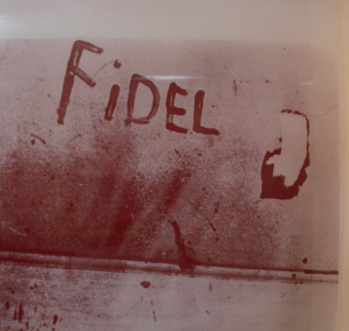 El miliciano Eduardo García Delgado, víctima del criminal bombardeo en las bases aéreas cubanas, escribió con sangre el nombre de Fidel. 15 de abril de 1961