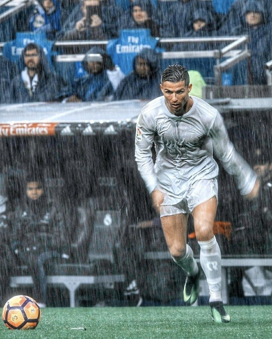 CristianoXtra_'s tweet photo. Cristiano Ronaldo X Rain 

Is GOATED. https://t.co/aaShEuaTp5