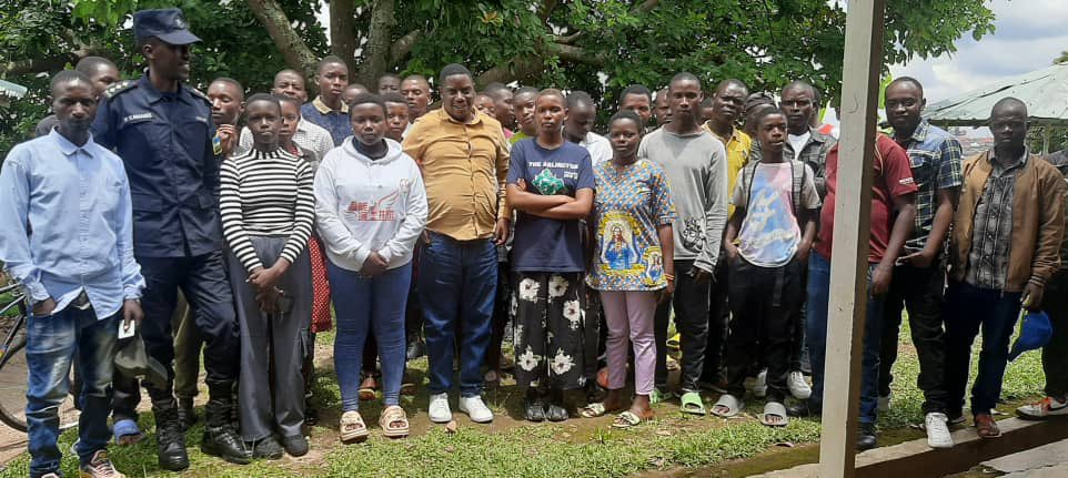 Last week, in collaboration with the Rwanda National Police (Muhanga), we supported young people from the IMBONI Z'IMPINDUKA Cooperative—made of graduates from the Iwawa Rehabilitation Center—in their applications for the Hanga Hub Training program.