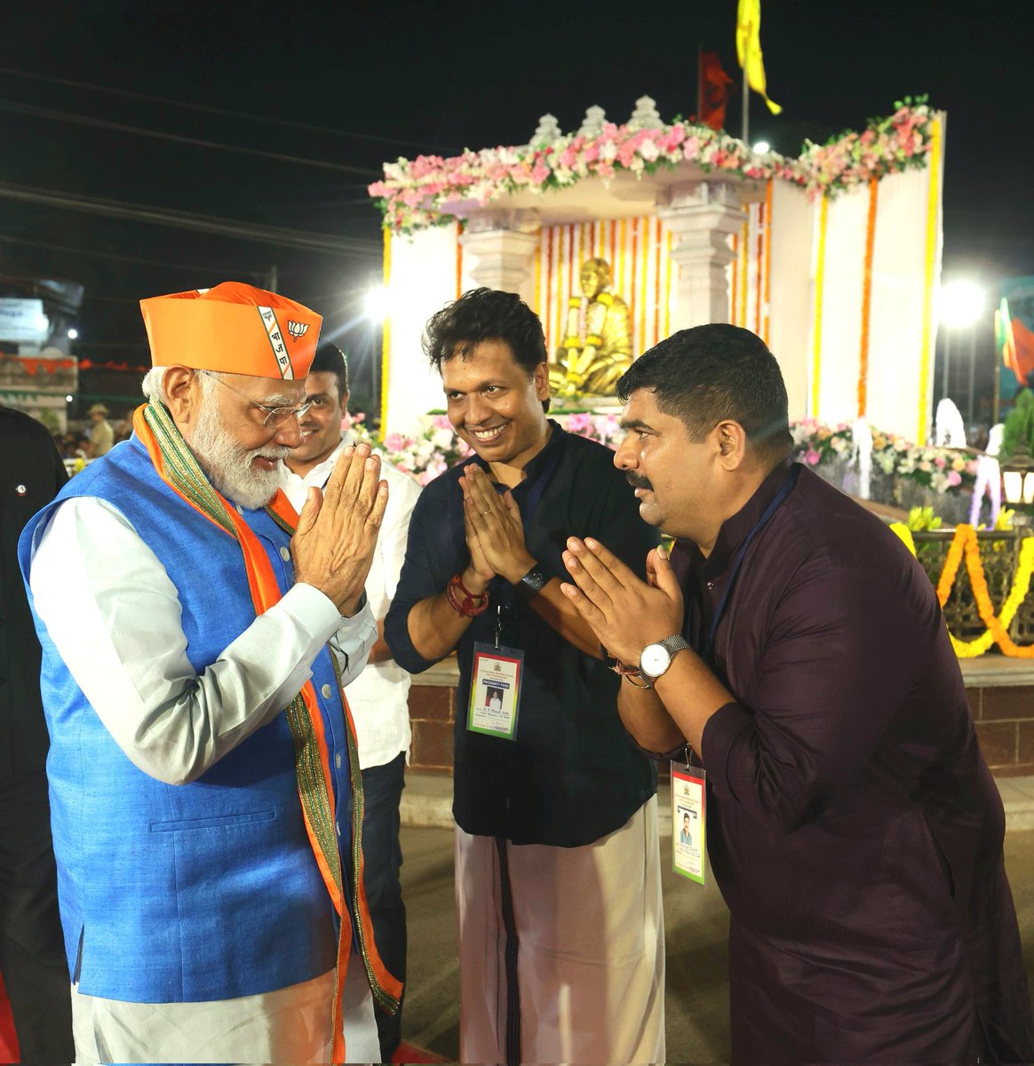 Glimpses of welcoming the country's proud Prime Minister Shri @narendramodi ji during his electriyfing road show in BJP's stronghold Mangalore 🙏🏻