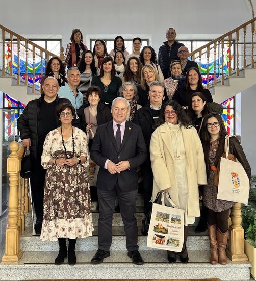 A directora da <a href="/EoiMonforte/">EOI Monforte</a> valora o programa de intercambio no que partiparon e que trouxo a Monforte alumnos e profesores de Escolas de Idiomas doutros puntos de España. Falamos con Rosa Quiroga e con Pablo Veiga que presenta libro no citado centro ondacero.es/emisoras/galic…