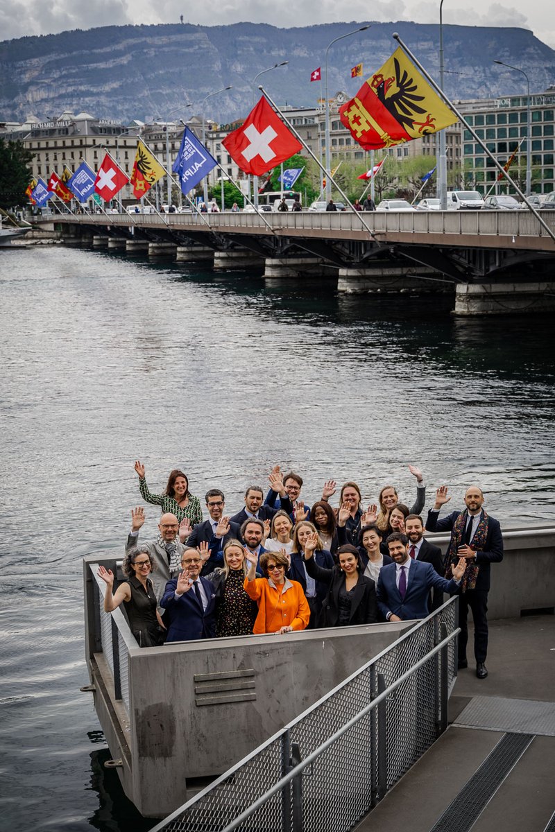 Le secrétariat d’ALIPH et la Présidente du Conseil de Fondation @bariza_khiari réunis sur le pont du Mont-Blanc à Genève, paré des couleurs d’ALIPH en l’honneur de la Journée Internationale des Monuments et des Sites. Merci à la @VilleDeGeneve! 📸Antoine Tardy