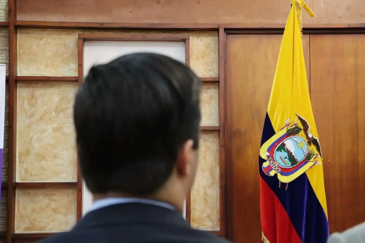 GoberManabi's tweet photo. Empezamos la semana entonando con júbilo las sagradas notas de nuestro Himno Nacional 🇪🇨

#ElNuevoEcuador
#ÚneteAlNuevoEcuador https://t.co/aru79loFA0