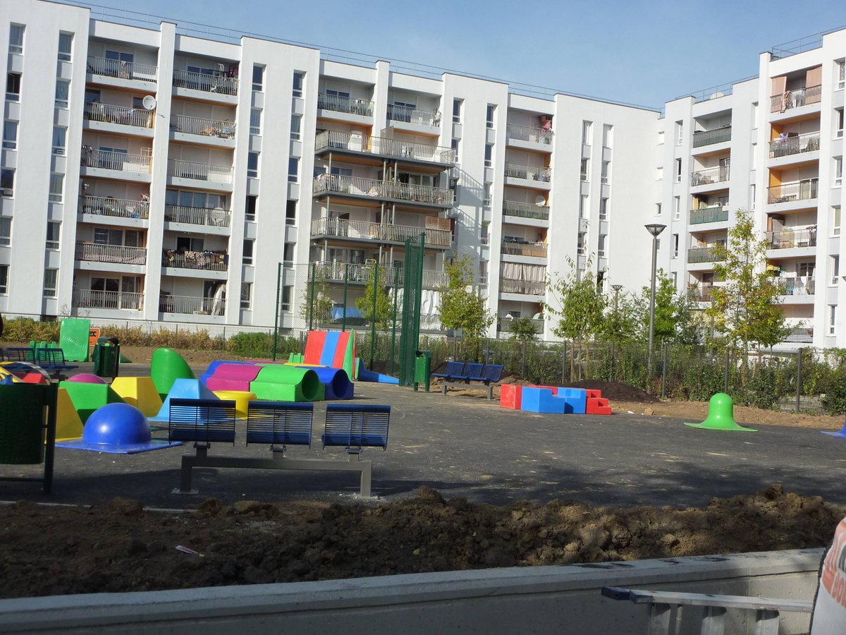 Aulnay-sous-Bois (93) : un homme cagoulé et vêtu de noir fait feu avec sa kalachnikov en pleine rue. Deux blessés graves. fdesouche.com/2024/04/15/aul…