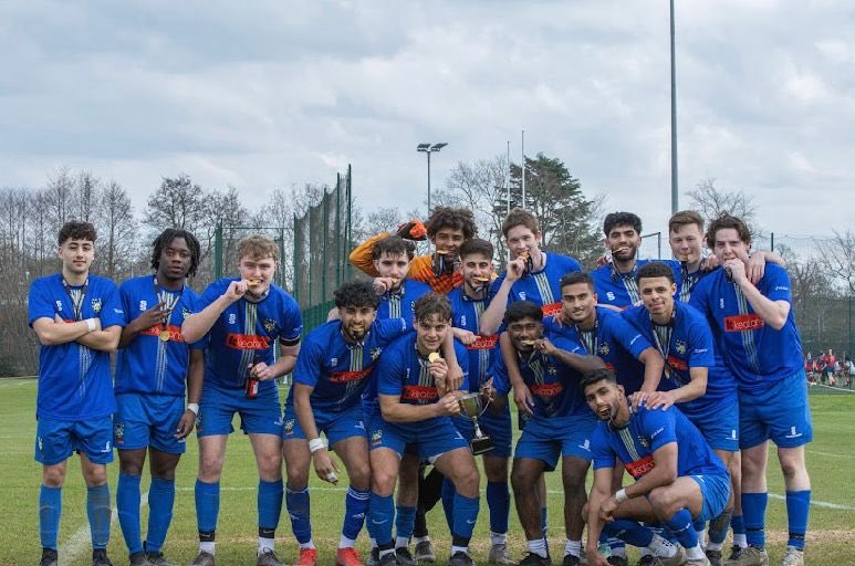 Bravo to @QMUL men’s football team who won the London league for the first time ever. A commanding win. 1-0 v UCL, 3-0 v KCL, 5-2 v Imperial and 4-1 v Imperial Medical School in the final. Captained to victory by ⁦@QMHistory⁩ second year Lexie Andrassy Escritt.