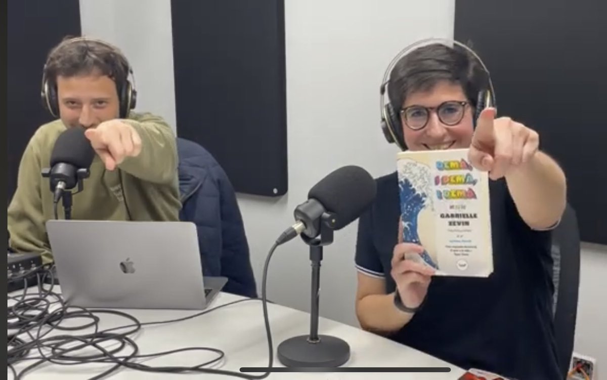 elsgurus's tweet photo. Seguim. El capítol més esperat de l’any ha arribat. Avui parlarem amb la nostra -podem afirmar-ho- ja col•laboradora anual @martacava de llibres, roses i Sant Jordi. Com el veu aquest any? 
Aquesta tarda a @onadesants https://t.co/PGFmOwZVAs