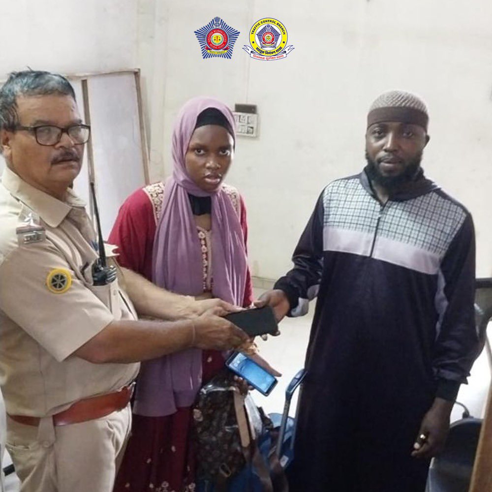 A foreign nationals lost their mobile phone at Santacruz Railway Station. With quick assistance from the Vakola Traffic Division’s PSI Vanve, the phone has been successfully traced & handed over to the owner.

#LostAndFound