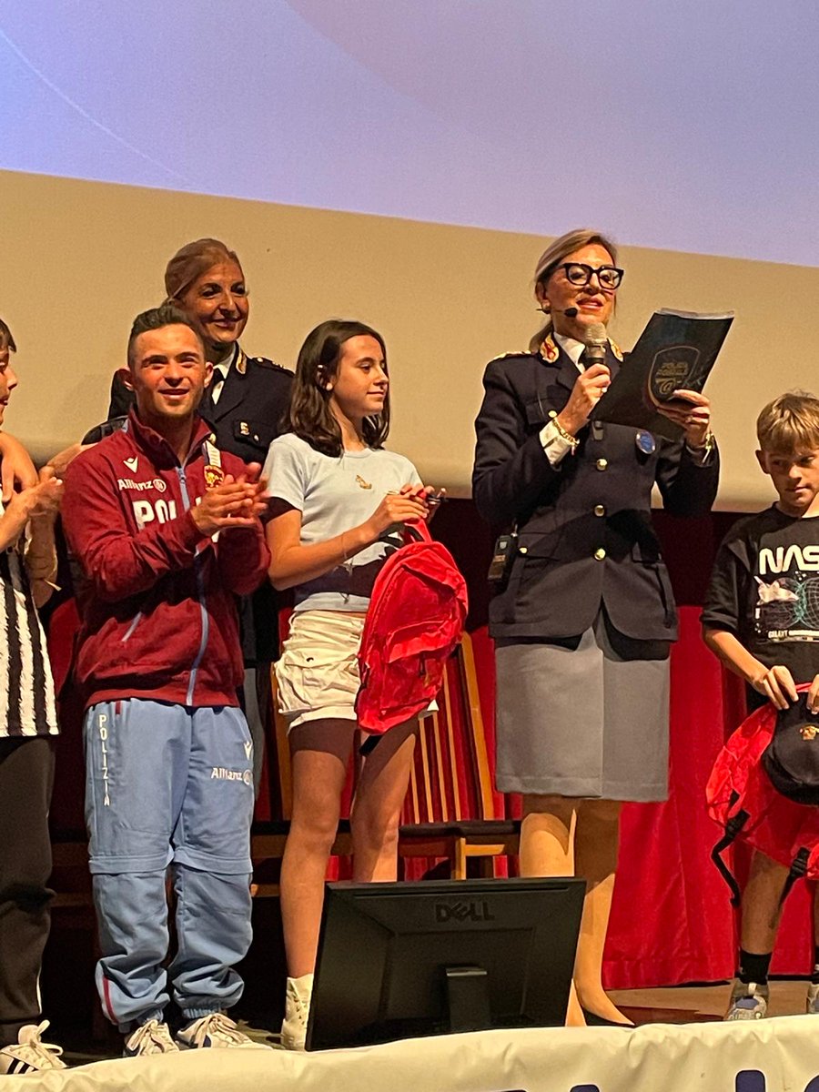 #cyberbullismo: la #poliziadistato incontra gli studenti torinesi,si parla di #gentilezza, #rispetto ed #empatia  Testimonial alcuni atleti delle #fiammeoro, special guest il 'poliziotto ad honorem' #valeriocatoia questure.poliziadistato.it/it/Torino/arti… #essercisempre