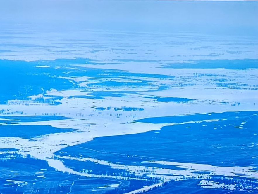 Der Gouverneur der Oblast Kurgansk veröffentlicht in seinem tg Kanal Satelliten- und Luftbilder des Flusses Tobol und ruft zu Selbstevakuierungen auf. Ein weiteres Gebiet steht kurz vor Überschwemmung. Moskau spielt in der Regierungskommunikation die Notlage weiterhin herunter.