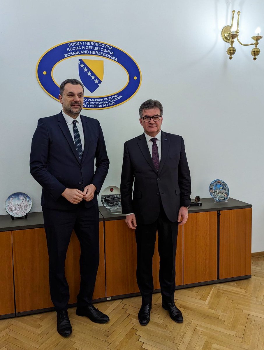 Started my day in Sarajevo 🇧🇦 with an open and honest discussion with Foreign Minister @DinoKonakovic. We spoke about the current momentum in 🇪🇺🇧🇦 relations, and agreed that remaining challenges need to be addressed to finally start 🇪🇺 accession negotiations.