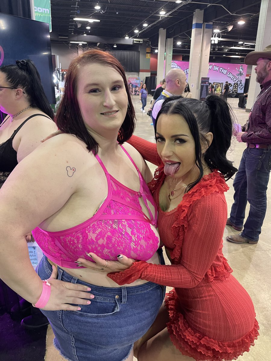 My first ever @exxxotica I attended, I was walking around as a regular attendee on a Friday with a friend pre pandemic. And the first pornstar I met there (and ever) was @OMGitsLexi. So when she swung by on Sunday during my signing time period, I had to get a photo with her