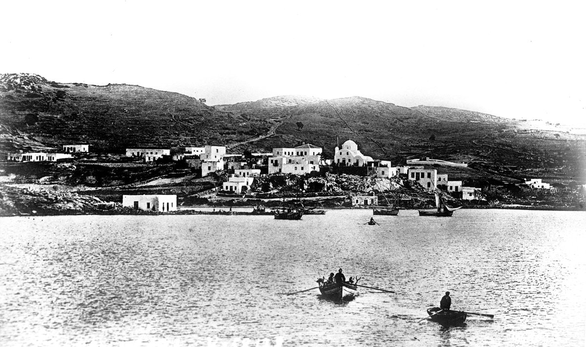 Η φωτο είναι από νησί του Αιγαίου το 1916.
Πιθανότατα Δωδεκάνησα.
Βασανίστηκα αρκετά να ανακαλύψω από ποιό.
Αδύνατον.
Ζητώ την 'βοήθεια του κοινού'😁