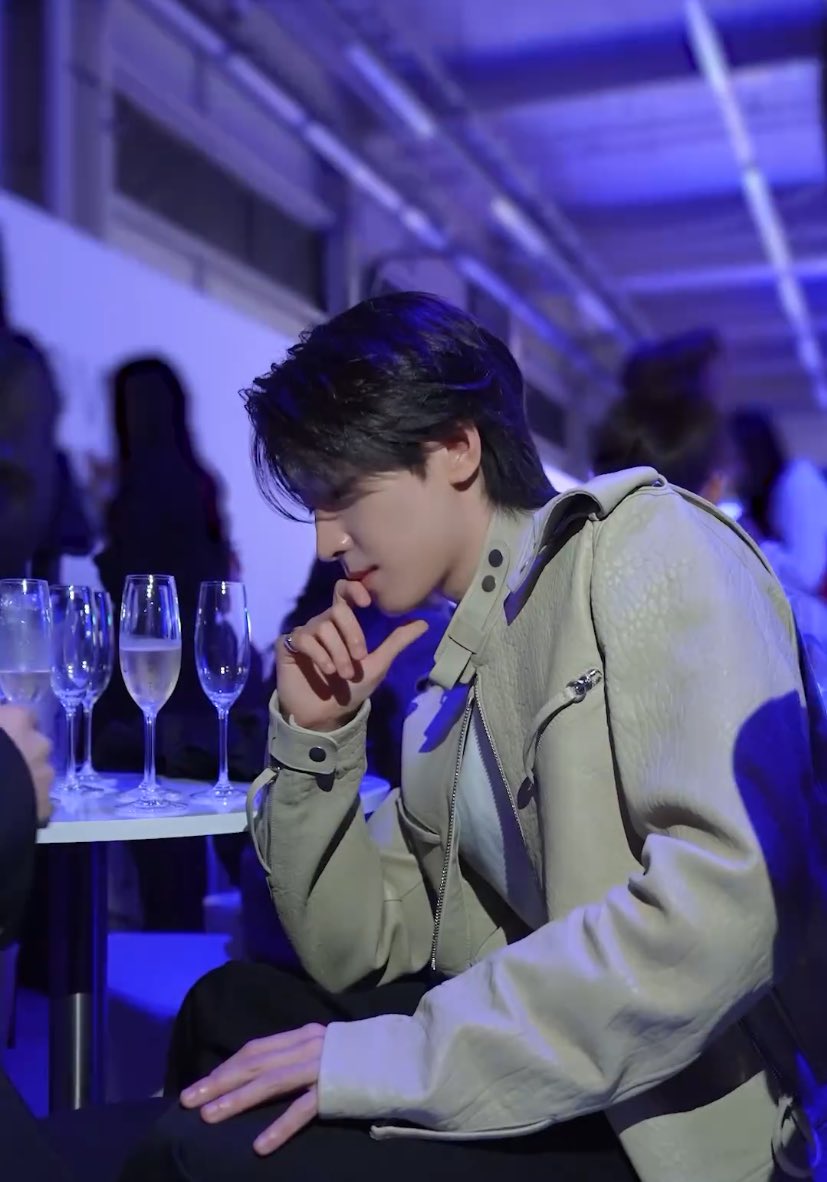 wonubliss's tweet photo. WONWOO 🖤🥂 https://t.co/yklhvtF8OA