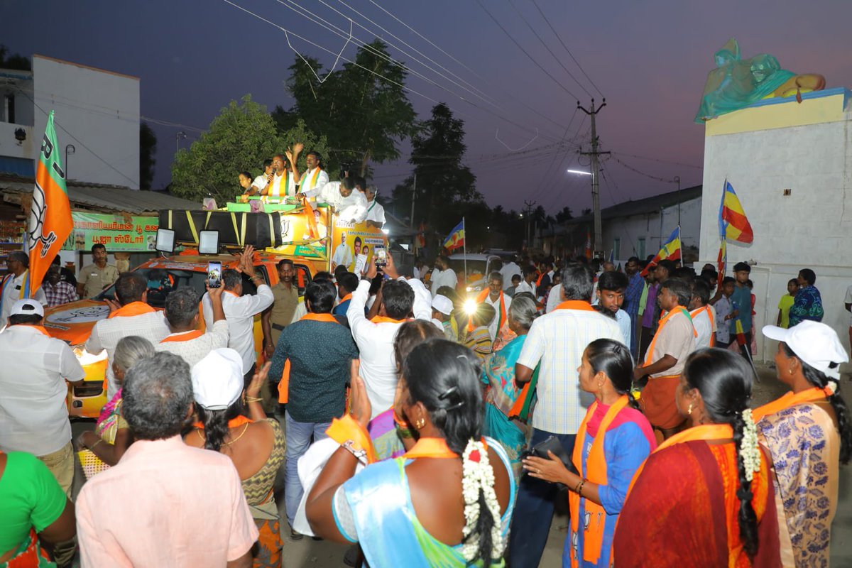 திருப்பூர் பாராளுமன்றம், திருப்பூர் வடக்கு சட்டமன்ற தொகுதி, பள்ளிபாளையம் பகுதியில் காவி சொந்தங்களும், தோழமைக் கட்சி சொந்தங்களும் சிறப்பானதொரு வரவேற்பு அளித்தனர். அவர்களிடம் வெற்றிச் சின்னமாம் தாமரை சின்னத்தில் வாக்களிக்குமாறு கேட்டுக் கொண்டேன். மாற்றத்தை நோக்கி திருப்பூர்…