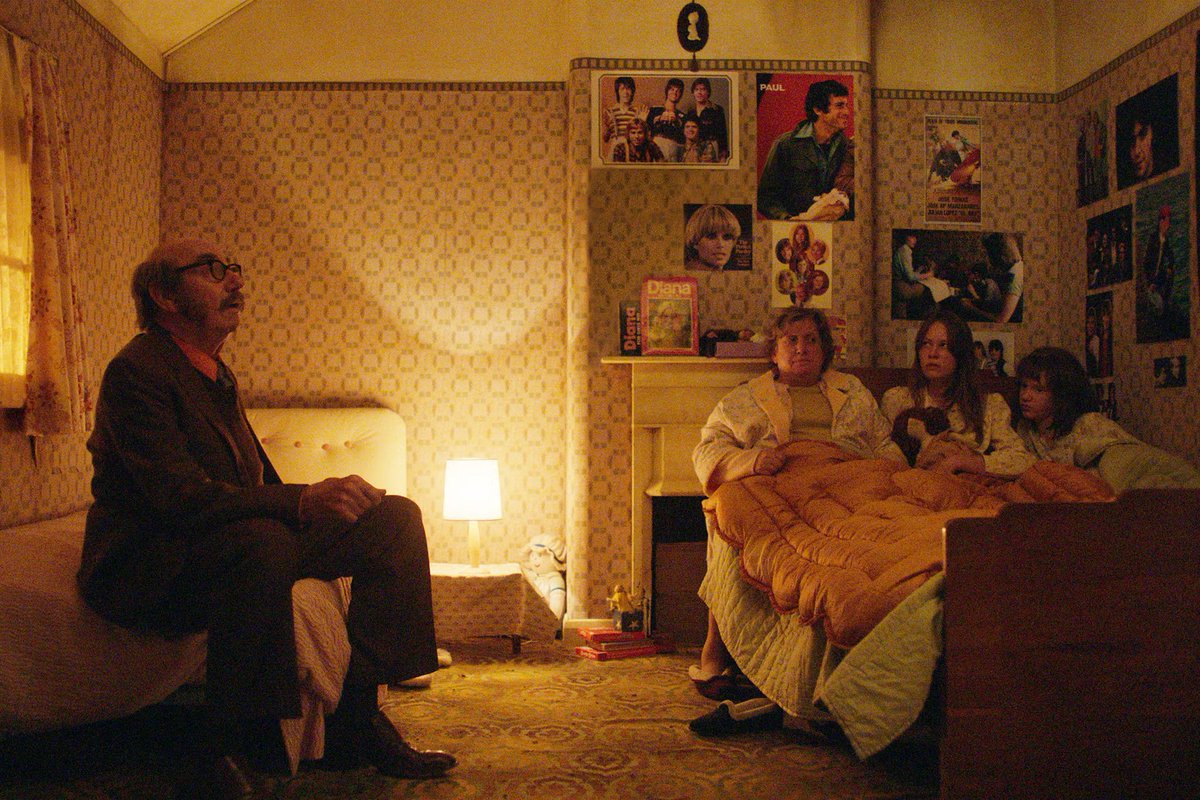HabisNontonFilm's tweet photo. Pernah nonton The Conjuring 2?
Docuseries THE ENFIELD POLTERGEIST membahas lengkap kasus supernatural di film itu dari kacamata sains, melibatkan para ahli &amp; mengungkap efek psikis dari keluarga yg mengalami.

Ed &amp; Lorraine Warren muncul sebentar. Tanpa Valak sama sekali. https://t.co/YzdmGiTujY