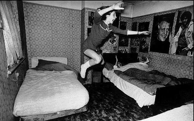 HabisNontonFilm's tweet photo. Pernah nonton The Conjuring 2?
Docuseries THE ENFIELD POLTERGEIST membahas lengkap kasus supernatural di film itu dari kacamata sains, melibatkan para ahli &amp; mengungkap efek psikis dari keluarga yg mengalami.

Ed &amp; Lorraine Warren muncul sebentar. Tanpa Valak sama sekali. https://t.co/YzdmGiTujY