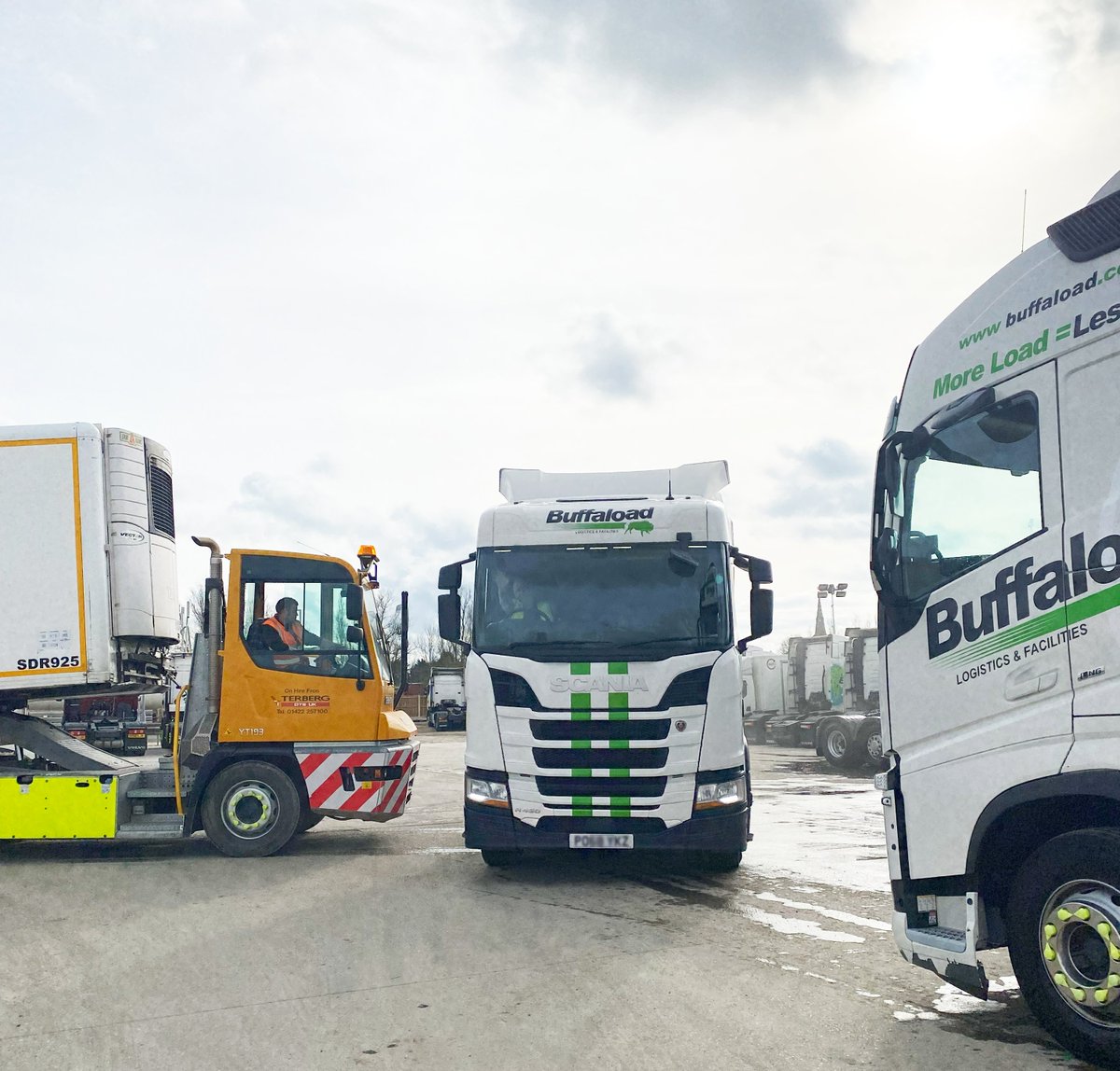 The Volvo on the right is parked, the tug on the left is being reversed by shunter Mark and the Scania driver is coming on through in the centre! 3:00 in the afternoon, April 15th, Buffaload Ellington #buffaloadlogistics #buffaload #scania #volvotrucks