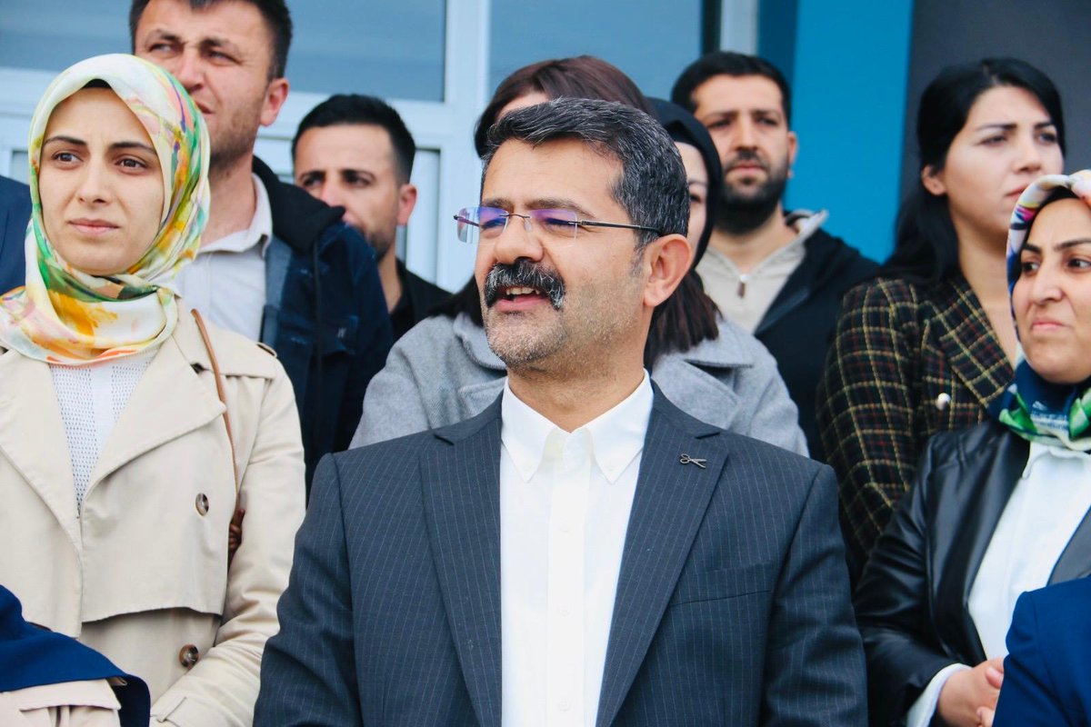 Hevserokên me Rabîa Başak Koç û Cemîl Komî ji aliyê xebatkarên şaredariya me ve bi çepikan hatin pêşwazîkirin. Hevserokên me li karmendan şahiyek li dar xistin, serkeftin ji wan re xwestin û peyama ku ew ê bi hev re şaredariyê bi rêve bibin...