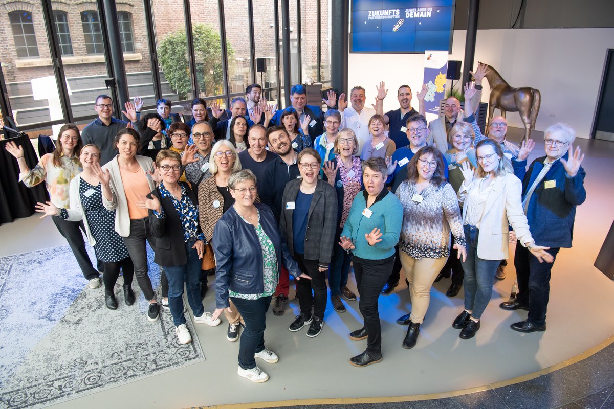 dfbf_fcfa's tweet photo. #DesignFiction für die Städtepartnerschaft der Zukunft, Strategie-Workshop, Tipps für #Wissensmanagement im Verein: Nach dem Auftaktwochenende in Aachen sind die #Zukunftspartnerschaften fit für die kommenden 6 Online-Module. 🚀
🔗Bericht: https://t.co/TY2sHCdpEs
📸Heike Lachmann https://t.co/k4ZCCMhMeC