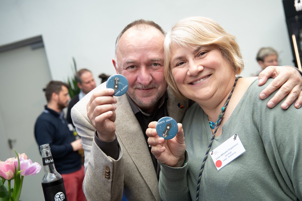 dfbf_fcfa's tweet photo. #DesignFiction für die Städtepartnerschaft der Zukunft, Strategie-Workshop, Tipps für #Wissensmanagement im Verein: Nach dem Auftaktwochenende in Aachen sind die #Zukunftspartnerschaften fit für die kommenden 6 Online-Module. 🚀
🔗Bericht: https://t.co/TY2sHCdpEs
📸Heike Lachmann https://t.co/k4ZCCMhMeC