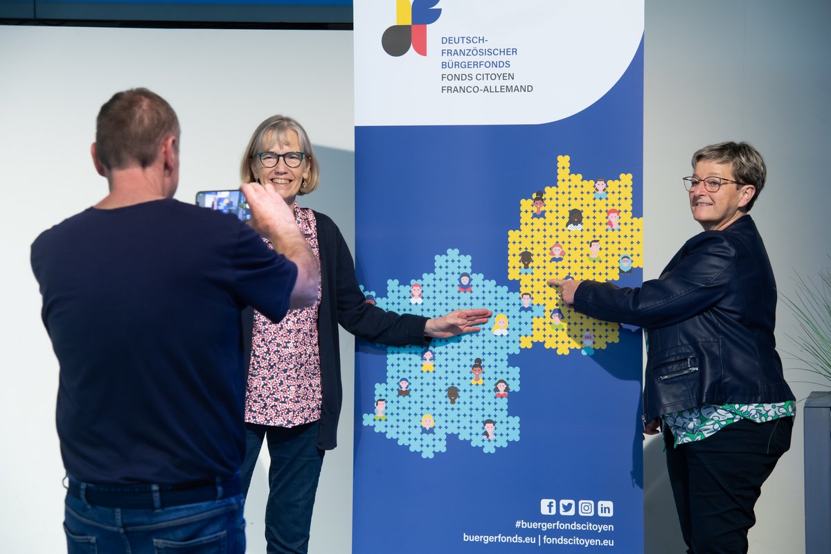 dfbf_fcfa's tweet photo. #DesignFiction für die Städtepartnerschaft der Zukunft, Strategie-Workshop, Tipps für #Wissensmanagement im Verein: Nach dem Auftaktwochenende in Aachen sind die #Zukunftspartnerschaften fit für die kommenden 6 Online-Module. 🚀
🔗Bericht: https://t.co/TY2sHCdpEs
📸Heike Lachmann https://t.co/k4ZCCMhMeC