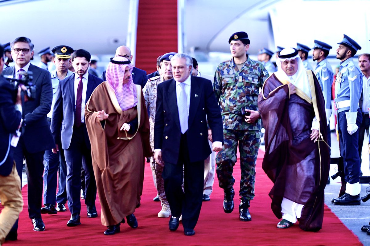 Foreign Minister of the Kingdom of Saudi Arabia @FaisalbinFarhan was accorded a warm red carpet welcome upon arrival in Islamabad today. He was received by Foreign Minister @MIshaqDar50 at the tarmac reflecting the closeness and brotherhood of the two countries.

During his visit…