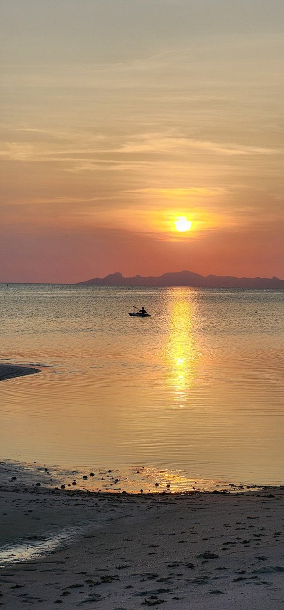0xAdEN789's tweet photo. The kind of view when the villa is facing sunset. Who wanna come for team meeting and free. #ftech #dn404 https://t.co/fnpogBDxST