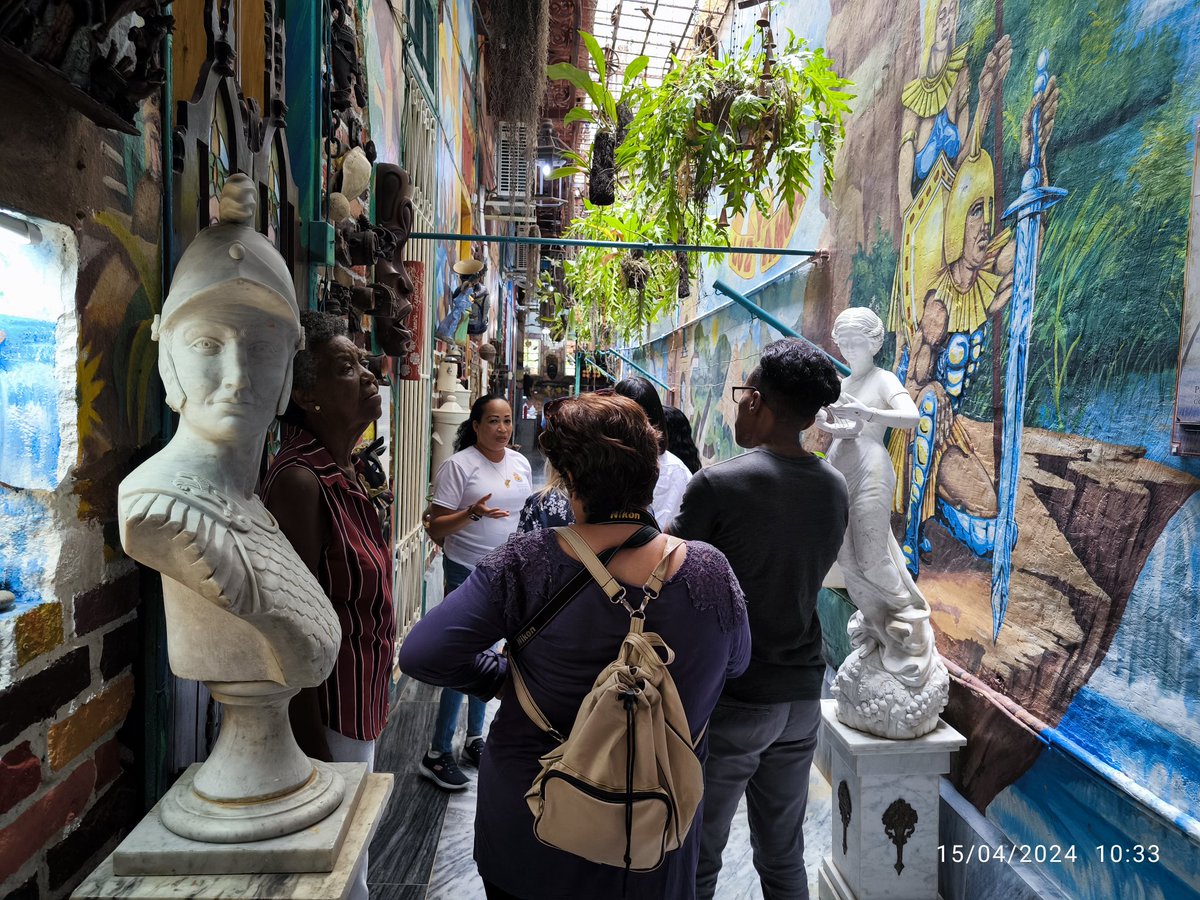 Periodistas,miembros de la #Upec de #LaHabana, visitaron hoy el #MuseoQuisicuaba y otras obras sociales de la Institución.
Evidenciaron satisfacción por conocer sobre sociomuseología e historia puesta en función social.