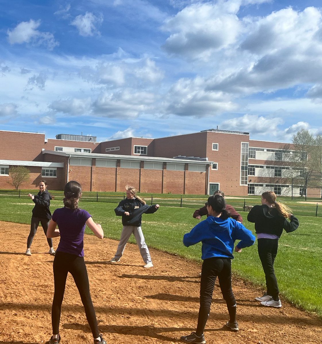 Great free clinic hosted by my @CatsWj teammates this weekend! Special thanks to @LPFsports for providing equipment for the event. Felt great to give back to the community and help to grow the sport that I love 🥰@rockgoldnc @IHartFastpitch