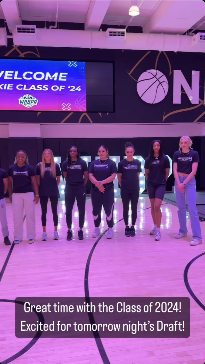 TheSkyShowCHI's tweet photo. These pictures are very much helping any #WNBAHeight confusion I’m having with the #WNBADraft lol

Mühl and Clark the same height? Jackson and Edwards the same height? Pili height diff not too drastic from Reese. Neat! #SkyProspect https://t.co/cg65y13VaH