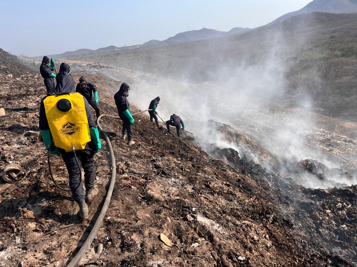 La Brigada de Atención y Prevención de Desastres apoya labores de atención del incendio que se registra en el Relleno Sanitario Los Corazones de Valledupar, #Cesar, donde se intervienen más de 3 hectáreas que se han visto afectadas por el fuego. Somos #CustodiosDelMedioAmbiente