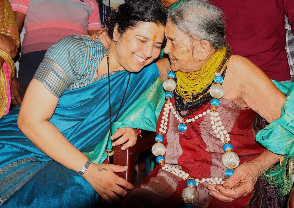 DrAnjaliTai's tweet photo. ಪದ್ಮಶ್ರೀ, ಜಾನಪದ ಶ್ರೀ, ನಾಡೋಜ, ಸಂದೇಶ ಕಲಾ ಪ್ರಶಸ್ತಿ ಮತ್ತು ಇನ್ನೂ ಹಲವಾರು ಪ್ರಶಸ್ತಿಗಳನ್ನು ತಮ್ಮ ಕಲೆಯ ಮೂಲಕ ತಮ್ಮದಾಗಿಸಿಕೊಂಡಿರುವ 'ಹಾಲಕ್ಕಿ ಜನಾಂಗದ ಹಕ್ಕಿ' ಎಂದೇ ಕರೆಯಲ್ಪಡುವ ಜಾನಪದ ಗಾಯಕಿ
ಶ್ರೀಮತಿ ಸುಕ್ರಿ ಬೊಮ್ಮಗೌಡ ರವರನ್ನು ಇಂದು ಭೇಟಿಮಾಡಿ ಆಶಿರ್ವಾದ ಪಡೆಯಲಾಯಿತು.

ಈ ವಯಸ್ಸಿನಲ್ಲೂ ಮತದಾನದ ಬಗ್ಗೆ ಅವರಿಗಿರುವ ಪ್ರಭುದ್ಧತೆ ನಿಜಕ್ಕೂ ಮೆಚ್ಚುಗೆಗೆ ಅರ್ಹ.
 
ಇವರು ಉಳಿಸಿಕೊಂಡು ಬಂದ ಜಾನಪದ ಹಾಡಿನ ಕಲೆಯನ್ನು ಮುಂದಿನ ಪೀಳಿಗೆಯೂ ಉಳಿಸಿ, ಬೆಳೆಸಬೇಕಾಗಿದೆ.

#Halakki
#SukriBommagowda