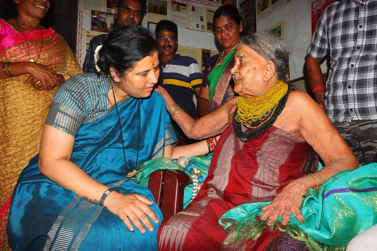 DrAnjaliTai's tweet photo. ಪದ್ಮಶ್ರೀ, ಜಾನಪದ ಶ್ರೀ, ನಾಡೋಜ, ಸಂದೇಶ ಕಲಾ ಪ್ರಶಸ್ತಿ ಮತ್ತು ಇನ್ನೂ ಹಲವಾರು ಪ್ರಶಸ್ತಿಗಳನ್ನು ತಮ್ಮ ಕಲೆಯ ಮೂಲಕ ತಮ್ಮದಾಗಿಸಿಕೊಂಡಿರುವ 'ಹಾಲಕ್ಕಿ ಜನಾಂಗದ ಹಕ್ಕಿ' ಎಂದೇ ಕರೆಯಲ್ಪಡುವ ಜಾನಪದ ಗಾಯಕಿ
ಶ್ರೀಮತಿ ಸುಕ್ರಿ ಬೊಮ್ಮಗೌಡ ರವರನ್ನು ಇಂದು ಭೇಟಿಮಾಡಿ ಆಶಿರ್ವಾದ ಪಡೆಯಲಾಯಿತು.

ಈ ವಯಸ್ಸಿನಲ್ಲೂ ಮತದಾನದ ಬಗ್ಗೆ ಅವರಿಗಿರುವ ಪ್ರಭುದ್ಧತೆ ನಿಜಕ್ಕೂ ಮೆಚ್ಚುಗೆಗೆ ಅರ್ಹ.
 
ಇವರು ಉಳಿಸಿಕೊಂಡು ಬಂದ ಜಾನಪದ ಹಾಡಿನ ಕಲೆಯನ್ನು ಮುಂದಿನ ಪೀಳಿಗೆಯೂ ಉಳಿಸಿ, ಬೆಳೆಸಬೇಕಾಗಿದೆ.

#Halakki
#SukriBommagowda