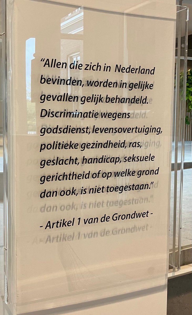 Samen met wethouder @C_teunissen de plaquette met artikel 1 van de #Grondwet mogen onthullen. De basis van onze #rechtsstaat is vanaf vandaag zichtbaar in de hal van het gemeentehuis @Gem_Overbetuwe #grondrecht #gelijkerechten #discriminatieverbod