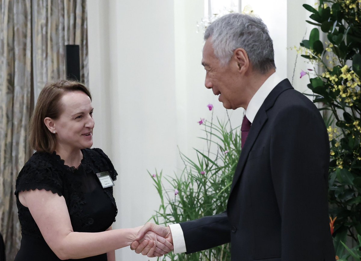 Thank you Prime Minister @leehsienloong for developing an ever stronger EU - Singapore relationship over 20 years of your successful leadership.