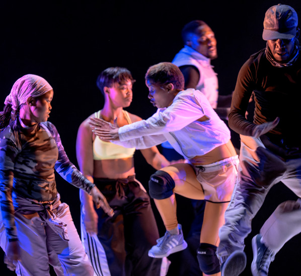 📢 @CondeDuqueMAD estrena 'Vía Injabulo', de Vía Katlehong Dance, a ritmo de Pantsula. La compañía africana se ha reinventado con un pantsula expandido e intervenido. 🗓️18-19 abril 👉acortar.link/6YuIRQ