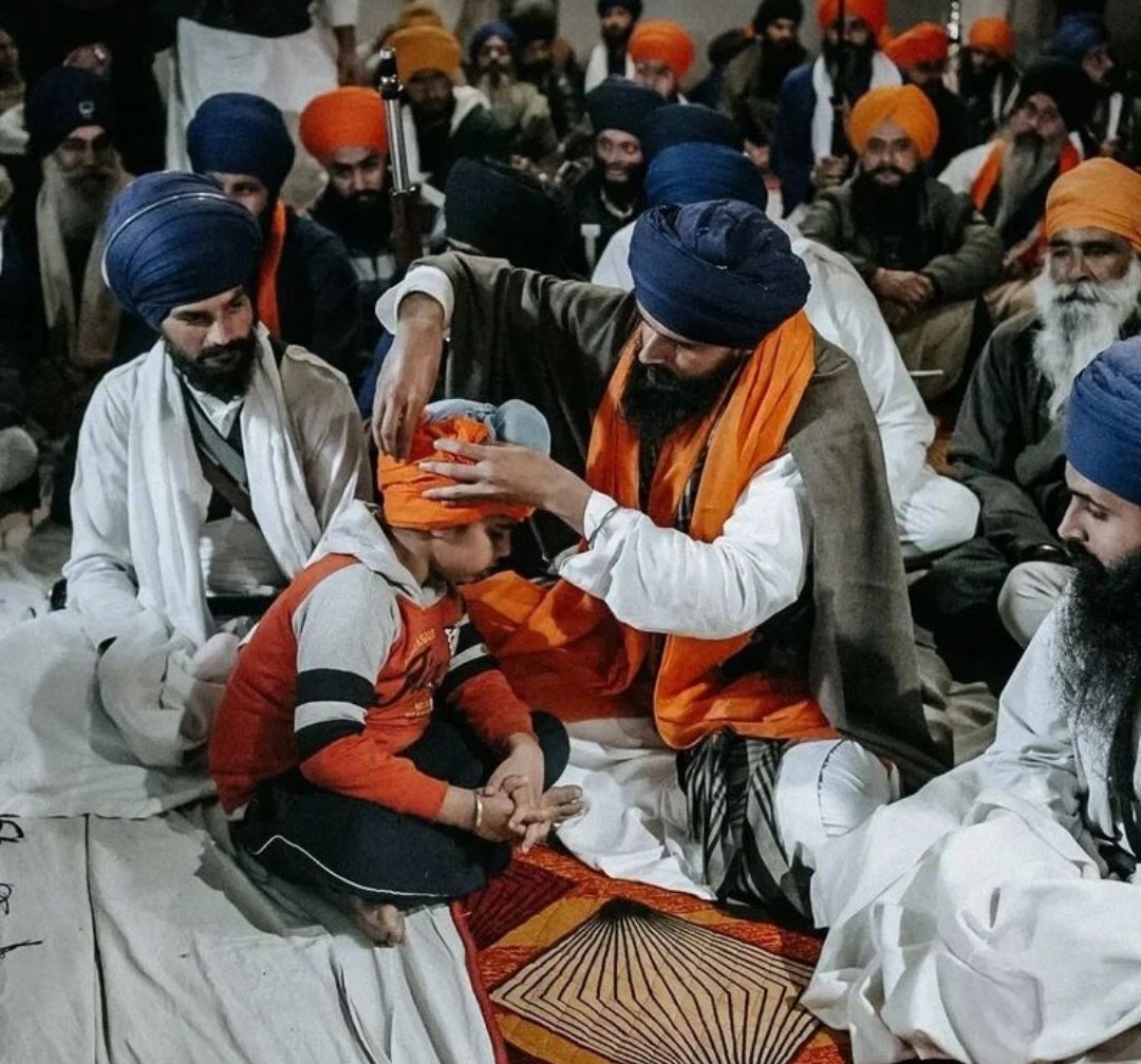 ਕੁਝ ਡਰ ਜਾਂਦੇ ,ਨੇ ਕੁਝ ਵਿਕ ਜਾਂਦੇ ਨੇ ,ਕੁਝ ਝੜ ਜਾਂਦੇ ਨੇ ।
ਕੁਝ ਐਸੇ ਵੀ ਹੁੰਦੇ ਨੇ ਜੋ ਹਿੱਕ ਤਾਣ ਕੇ ਖੜ ਜਾਂਦੇ ਨੇ ।
ਕੁਝ ਰਹਿੰਦੇ ਨੇ ਉਡੀਕਦੇ... ਕੇ ਕਦ ਚੜੇਗਾ ਦਿਨ ।
ਕੁਝ ਬਣ ਕੇ ਸੂਰਜ  ਚਾਰ -ਚੁਫ਼ੇਰਾ ਰੌਸ਼ਨ ਕਰ ਜਾਂਦੇ ਨੇ !
#BhaiAmritpalSinghKhalsa