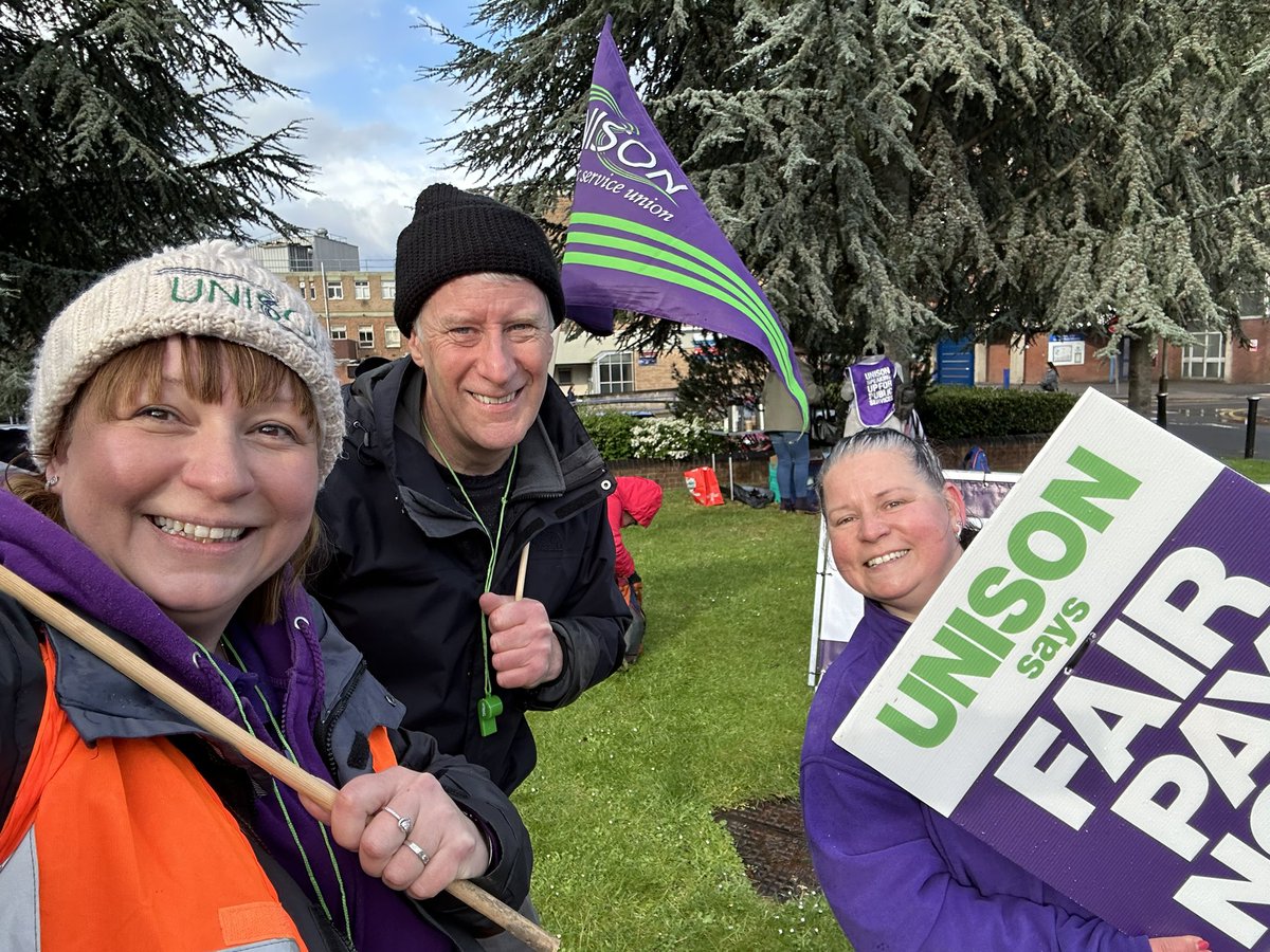 EmmaRobertsNN's tweet photo. Incredibly proud to join these amazing workers on their picket line in Leicestershire today. They are brave, they are strong and they are standing together for fair pay. #PayFairForPatientCare @UNISONEastMids https://t.co/G41RAK4vjE